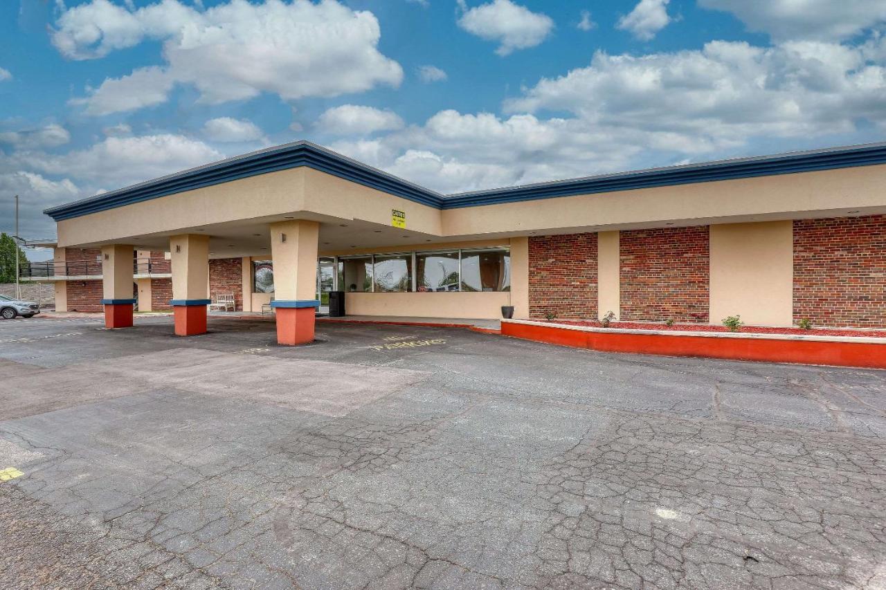 Suburban Studios Neenah Bagian luar foto