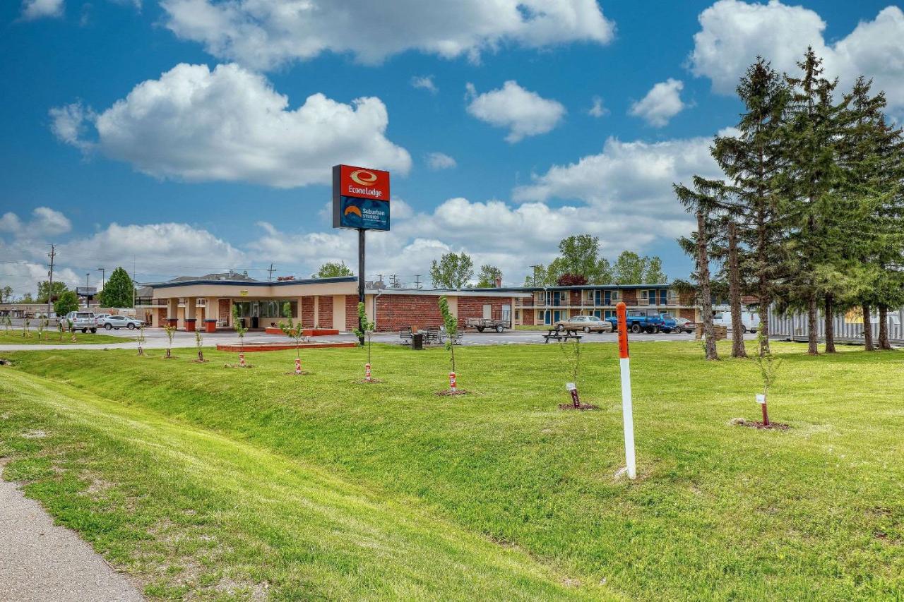 Suburban Studios Neenah Bagian luar foto