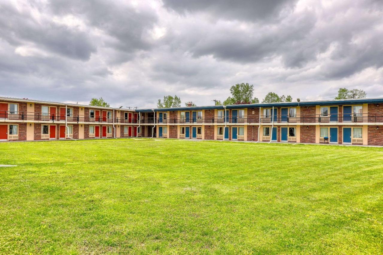 Suburban Studios Neenah Bagian luar foto