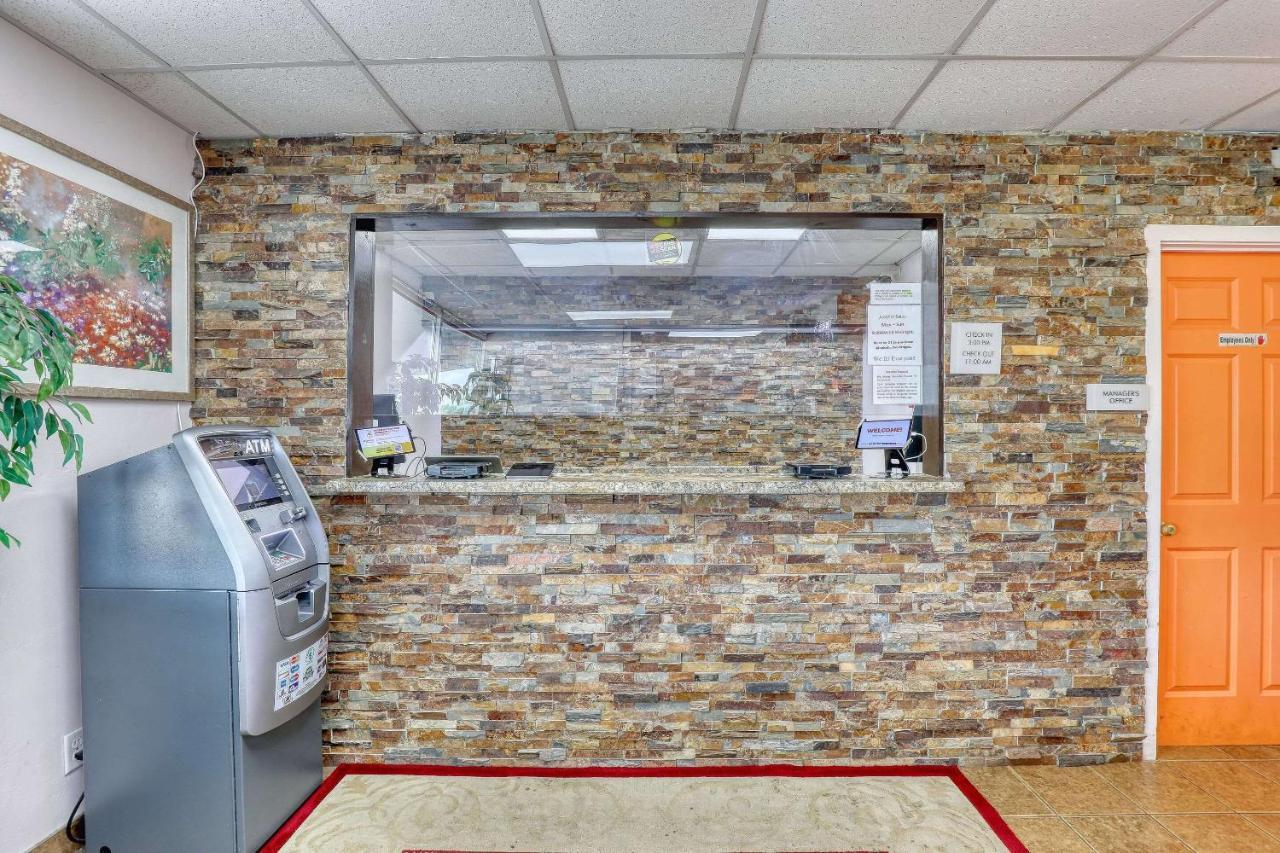 Suburban Studios Neenah Bagian luar foto