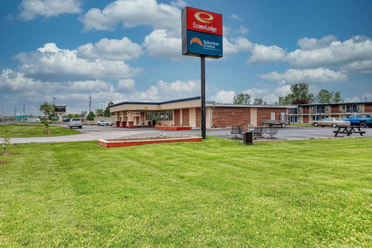 Suburban Studios Neenah Bagian luar foto