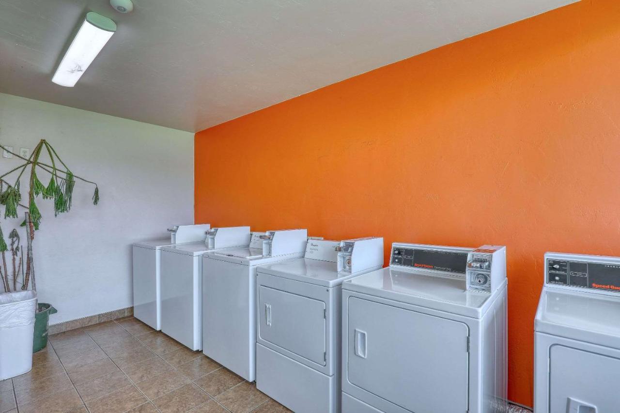 Suburban Studios Neenah Bagian luar foto