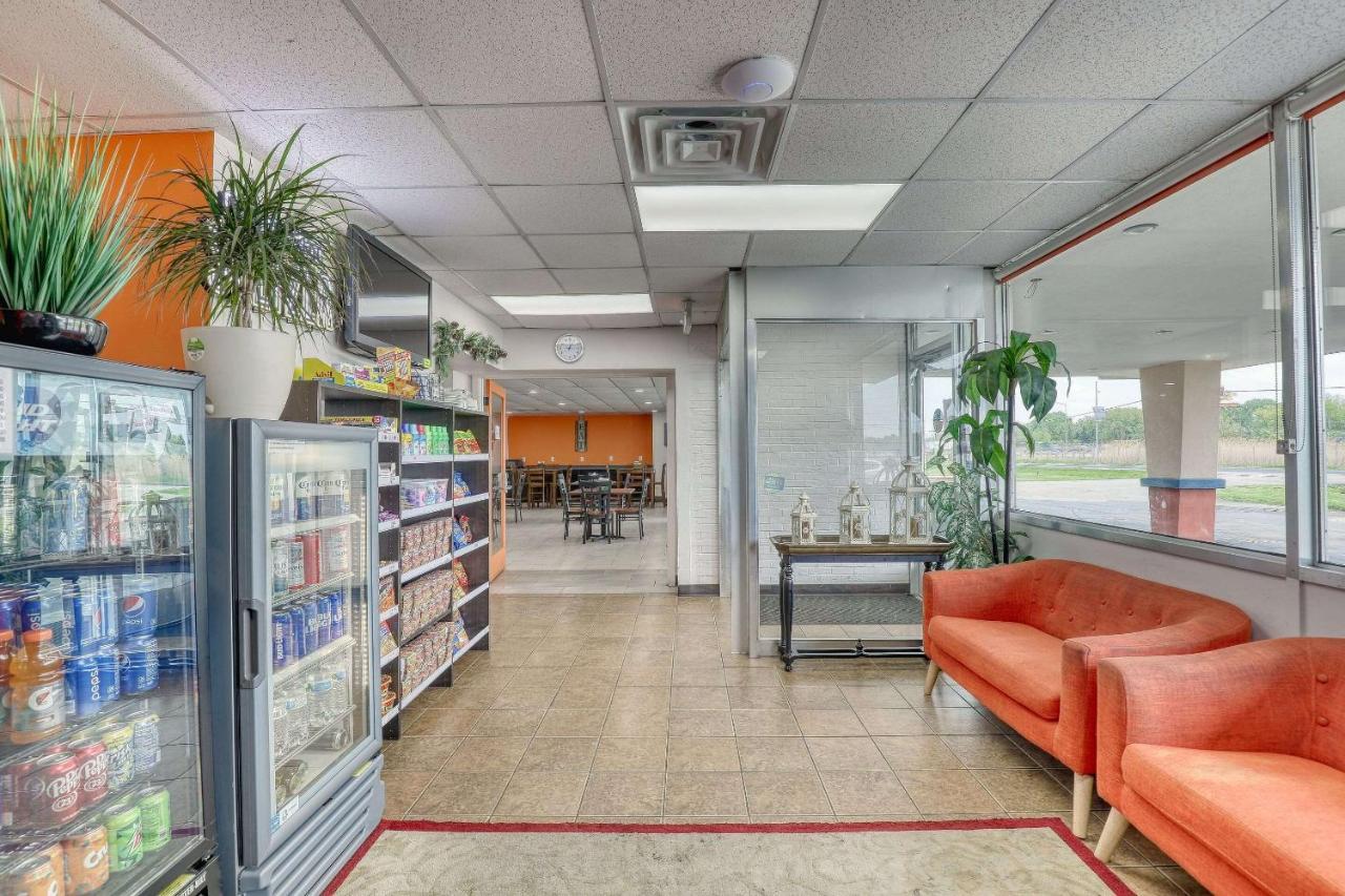 Suburban Studios Neenah Bagian luar foto