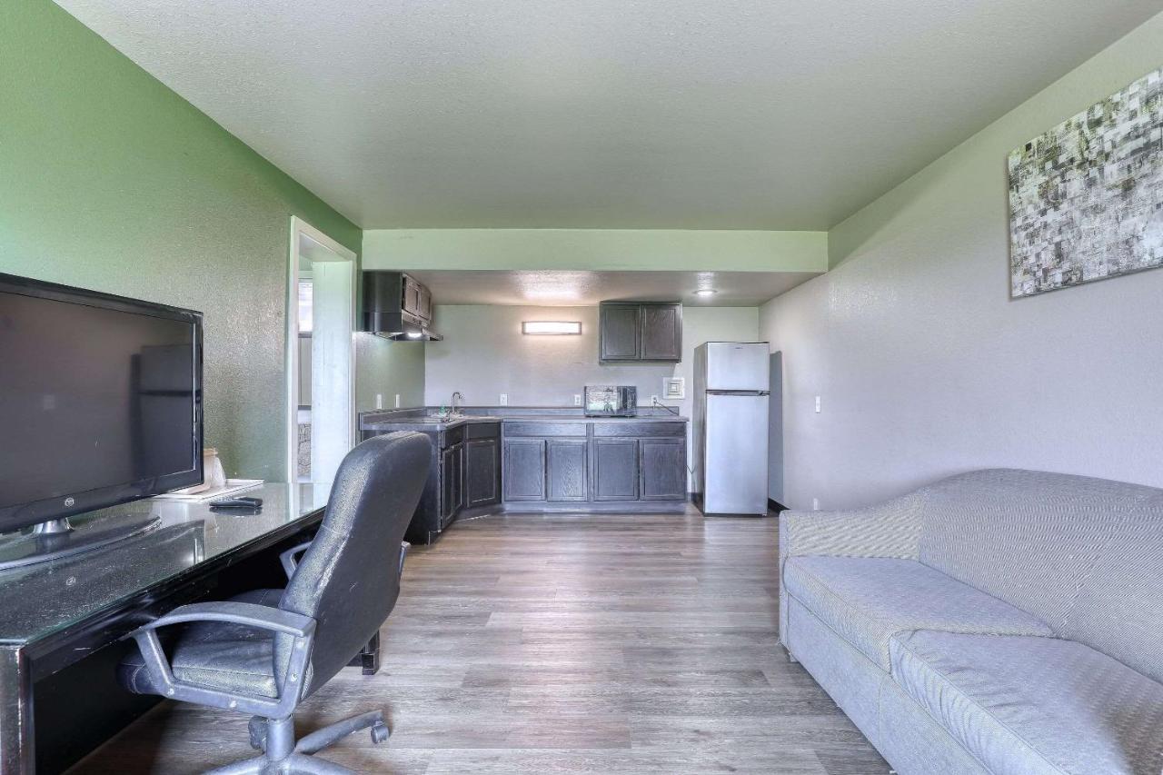 Suburban Studios Neenah Bagian luar foto