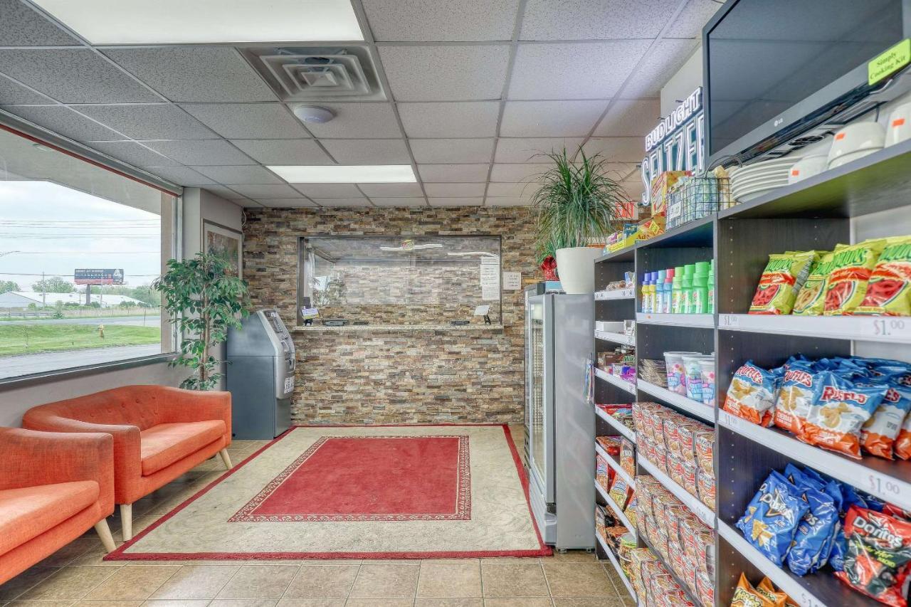 Suburban Studios Neenah Bagian luar foto