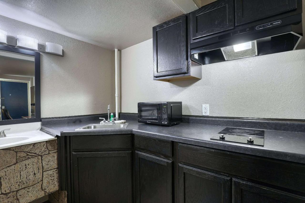 Suburban Studios Neenah Bagian luar foto
