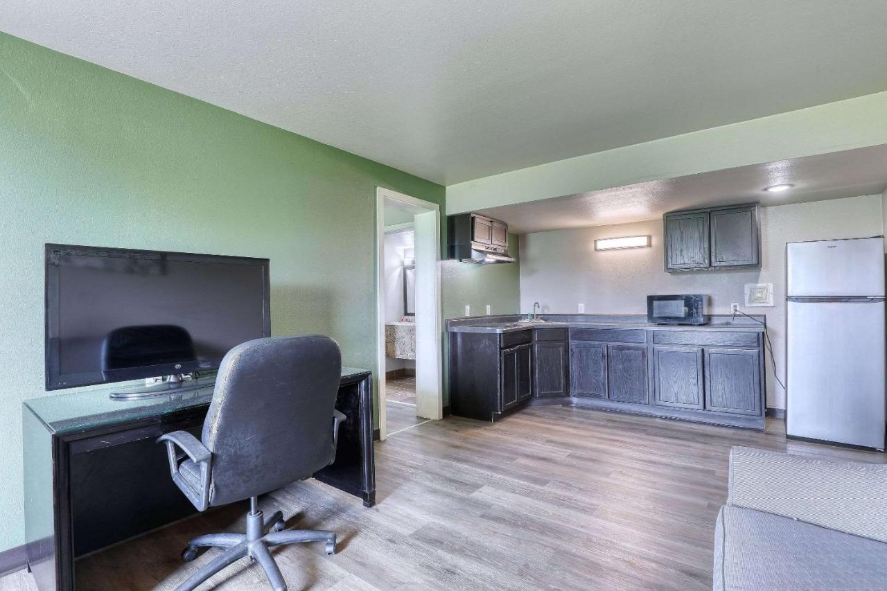 Suburban Studios Neenah Bagian luar foto