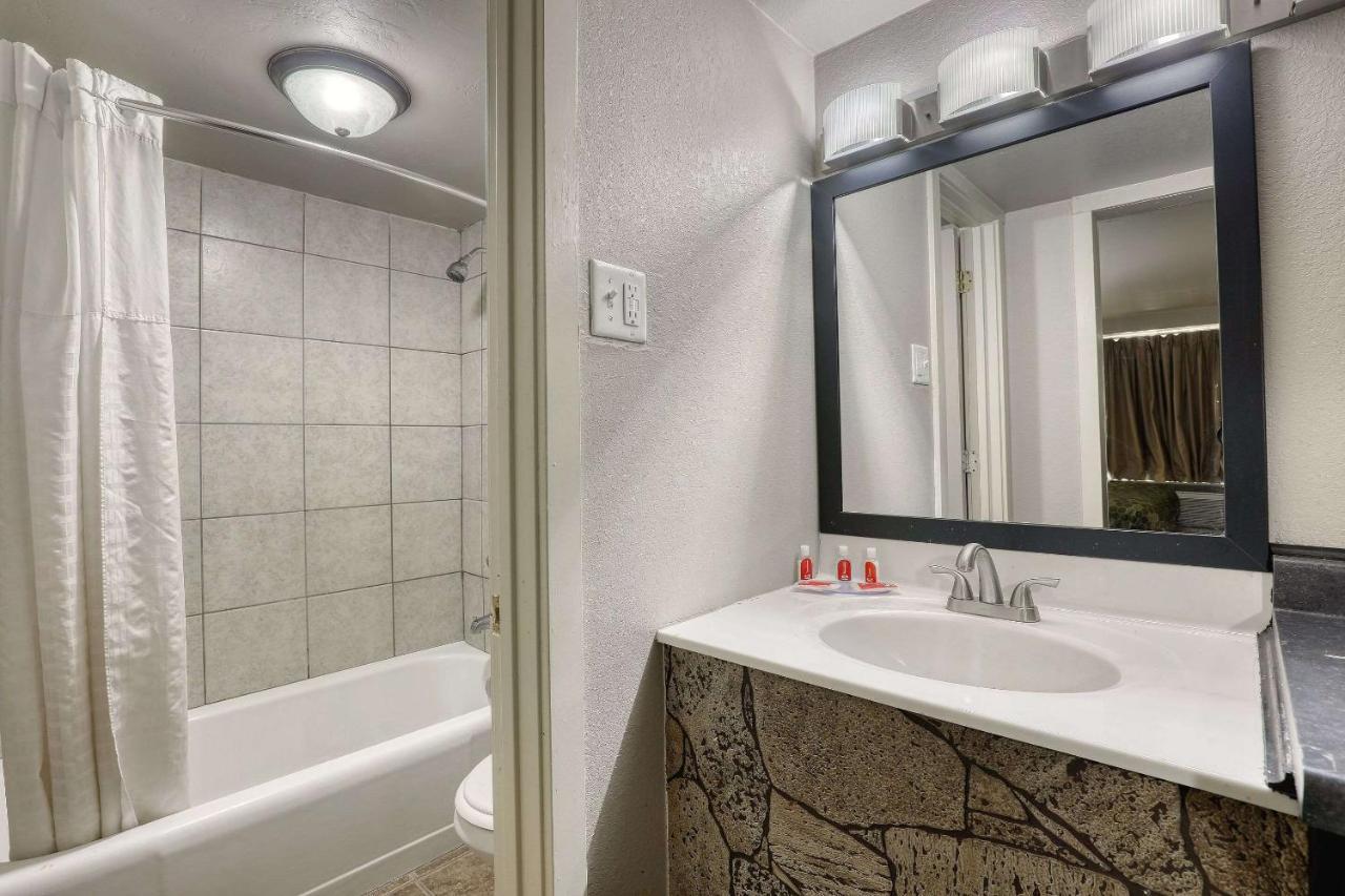 Suburban Studios Neenah Bagian luar foto